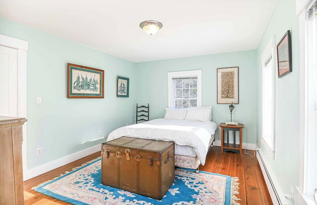 4 BDR w/ Private Hot Tub, Backyard and Deck! - Photo 3