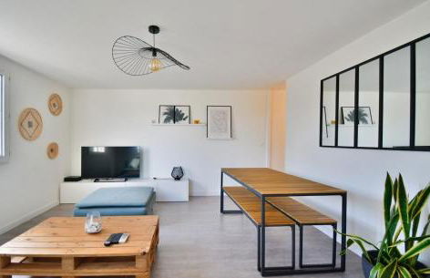 Bruyères with deck and private parking - Photo 1