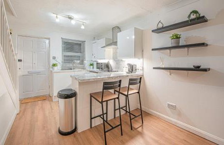 Bright Cosy Cottage with Parking and Outdoor Patio - Foto 10