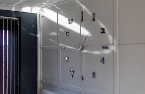 Newly Refurbed Home With Football Table Near M5 Junction 2 - Foto 30