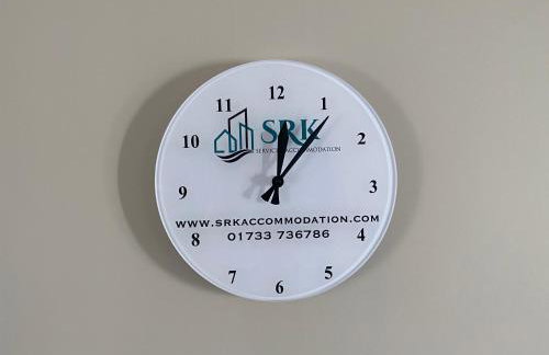 Beautiful & Spacious with 2 Free Parking Spaces - SRK Accommodation - Photo 20