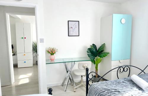 5 bedroom detached house sleeps 13 spacious Parking 5 mins driving to Bicester Village - Foto 7