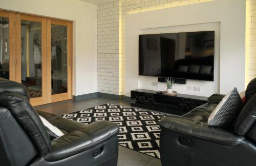 Modern Spacious House - Sleeps 16, Free Parking, Sun Terrace - Foto 40