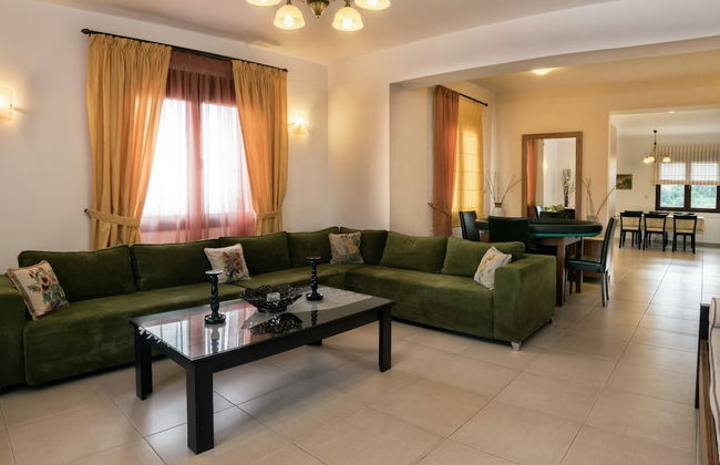 Family Friendly Villa Private Pool, Children's Play Area, Bbq, Spacious Garden, Near Beach - Photo 14