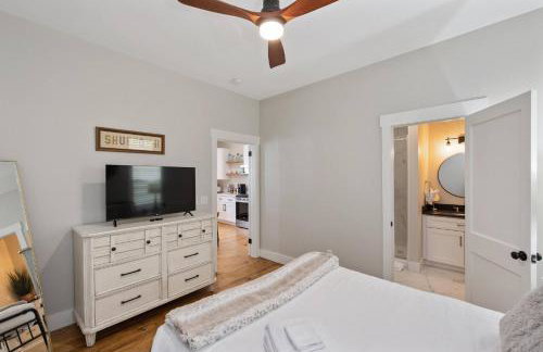 Downtown | Gorgeous | Pet Friendly! - Photo 13