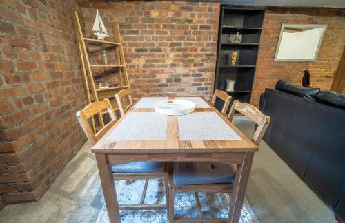 Rustic 2BR Loft Exposed Brick & Beams - Foto 8