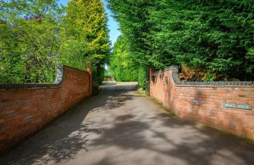 Stratford-upon-Avon 4BR Family Mansion on 1 acre with Pool, Gym & BBQ! - Foto 8