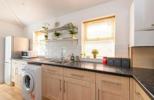 Lovely 3-bed 20 minutes to Central London - Photo 8
