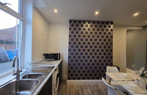 #18 Anfield 5 min walk Sleeps 7 4BR 5Bed 3Bathrms - Photo 23