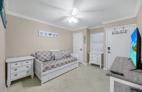 Waterfront Island Oasis! Heated Pool with Stunning View & 2 Full Bath - Foto 13