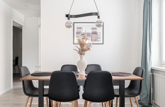 Spacious Downtown Apt with Balcony that Hosts 10 - Foto 17