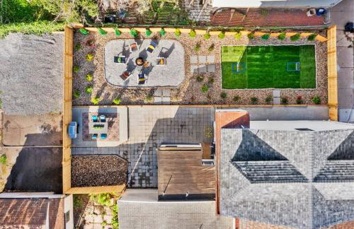 Chic Home with Large Private Yard! Hot Tub, Close To Downtown - Foto 5