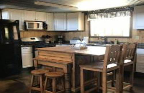 Farm House Cabin, Patio, TV Room, Games, BBQ, Campfire - Foto 16