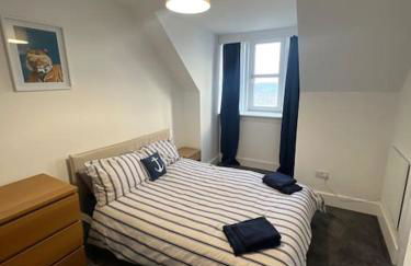 Substantial 5 Bed Townhouse - Foto 16