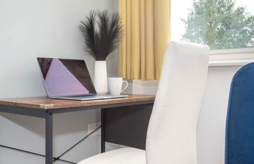 Beautiful Orpington Home w Pool Table and Driveway - Photo 54