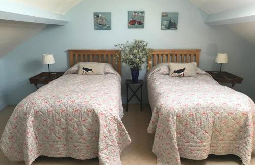 Spacious seaside family house in Aberdaron with large garden and stunning sea views - Photo 9