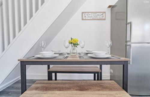 Comfy 4 Bed, Sleeps 8, fast WIFI, Contractor friendly - Foto 47