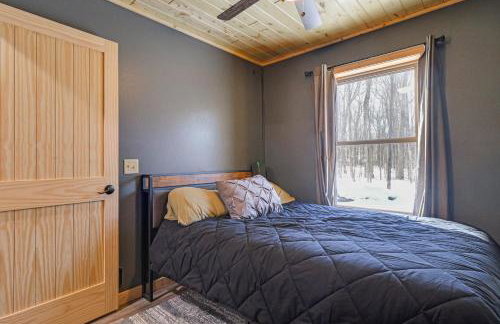 Northwoods Escape Lakeside Retreat with Deck - Foto 12