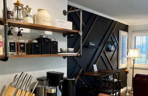 Getaway Villa- 3 mins to Mohegan- Fully Stocked with Two Full Beds & Fireplace- Jacuzzi, Saltwater Pools, Sauna - Foto 3