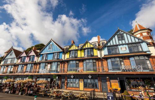 Luxury 1BR Seafront Apartment - Photo 24