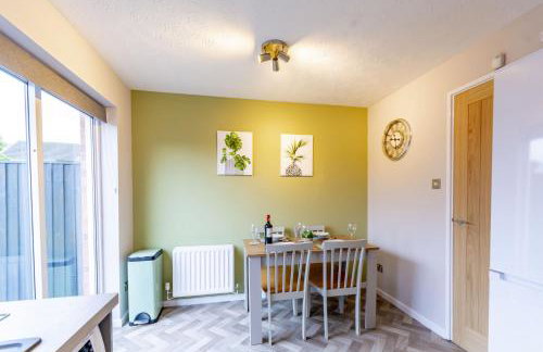 Modern 2-Bed Home with Free Parking Near Peak District - Foto 3