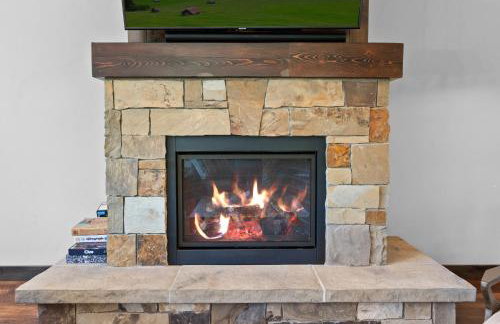 Snowghost Den-Luxury Ski In Ski Out Home Sleeps 9 with 3 Bedrooms 2 and a half Bathrooms and Private Hot Tub - Foto 6