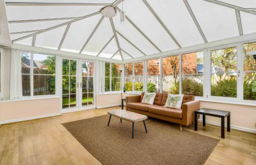 Spacious 4 Bedroom Warrington House with Free Parking Perfect for Contractors, Families and Business Guests - Foto 29