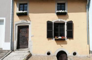 Fereinwohnnung, Ferienhaus, Bauernhaus - 2 kostelnlose Parkplätze - Wifi - schöner Innenhof - 5min bis Saarlouis Innenstadt - Foto 1