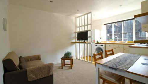 One-Bedroom flat in Cheam Village - Photo 3