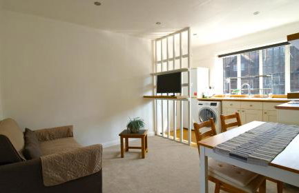 One-Bedroom flat in Cheam Village - Photo 3