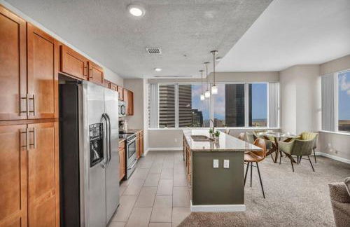 Luxury 21st Floor Penthouse | Great Downtown VIEWS - Photo 25