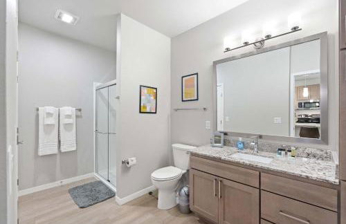 Washer & Dryer with Free Underground Parking with a Pool - Foto 6