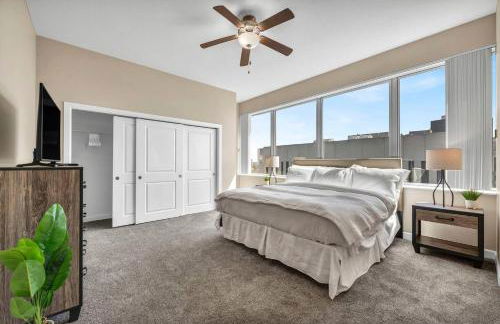 21st Floor Penthouse | Amazing Views of Downtown! - Photo 4