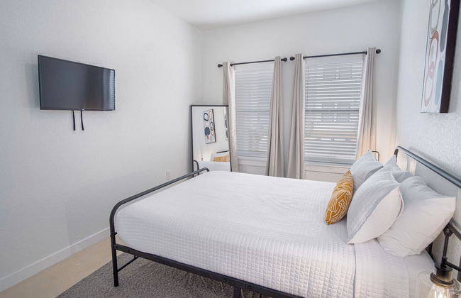 Elevate Your Stay at 3br/2.5ba Downtown Gem! - Foto 3