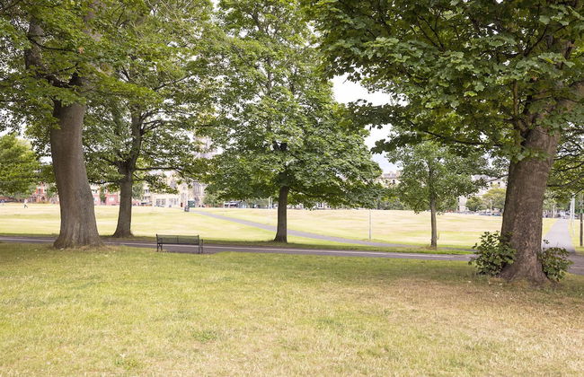 JOIVY 3-Bed Meadows Flat Near Castle & Royal Mile - Photo 30