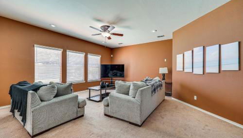 Private Theater and Pool Spacious Mission Home - Foto 5