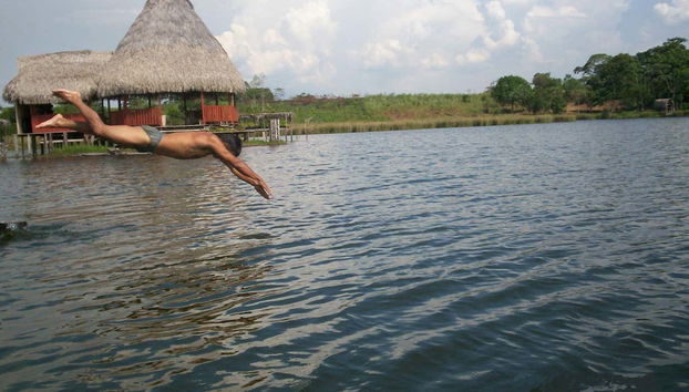Mergulhando na lagoa