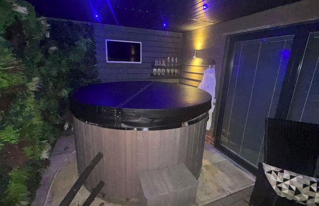 Sheffield-apartment-sleeps4-parking-hottub - Photo 17