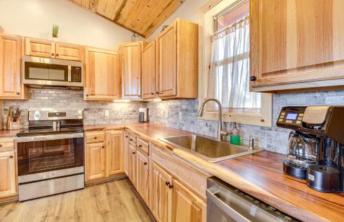 Hike and Snow Play! Overgaard Home with Fireplace - Foto 8