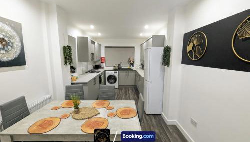 Modern 4-Bed House, Free Parking & WiFi in Swinton - Foto 2, stove, toaster