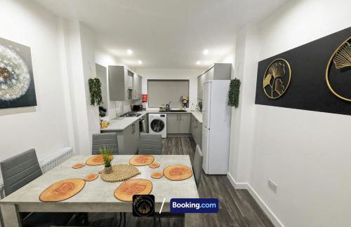 Modern 4-Bed House, Free Parking & WiFi in Swinton - Foto 2