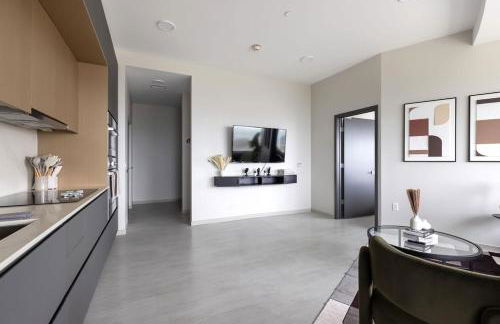 Luxury Downtown King Bed, Rooftop Pool - Photo 21