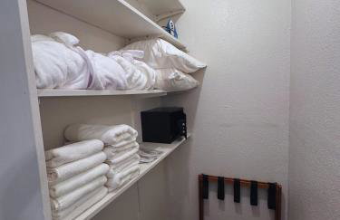 Luna's Cozy Private Hosted Suite with Fireplace and 2 Bedrooms - Foto 14