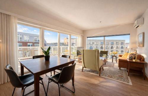 The Brady Corner Suite - Near Fiserv with Balcony - Foto 1