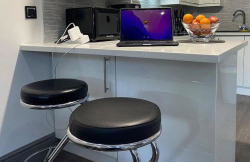 Modern Spacious 1 Bed Apartment with Free Parking in Trendy Inner London Suburb 15 mins walk to Victoria Line Underground then 20 mins to Oxford Street "West End of London" or 10 mins walk to Overground and 10 mins to London Liverpool St "City of London" - Foto 45