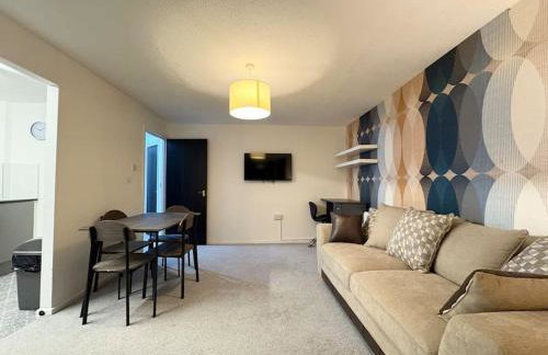 Two bed spacious apartment, central location, free parking and Wifi - Foto 1