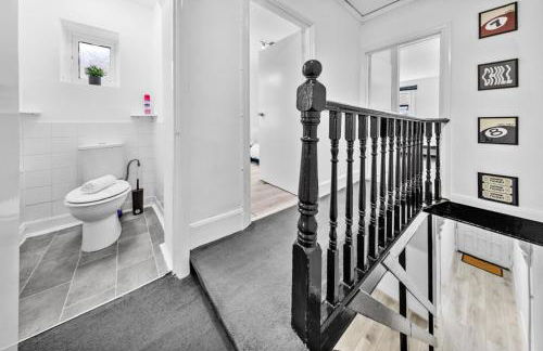 3 Beds Home walking distance from Shirley High Street - sleep 7 - Free Parking - Pool Table - 50" TV - Foto 17