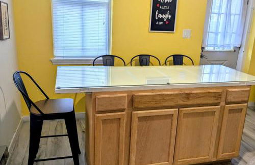 Relaxing Rustic Oasis, Unit A - 6 minute walk to Downtown! Pet-friendly & Cyclists Welcome! - Foto 9