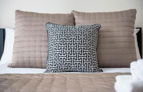 Central 2BR Park Royal Apartment with Balcony and Parking - Photo 24