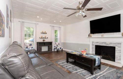 Kernersville King Beds Hot Tub Arcade Firepit - Photo 6